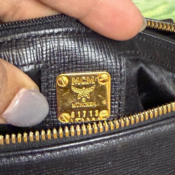 MCM München Barrel Shoulder Bag - Black Textured Leather Gold Zipper authentic - Picture 14 of 15